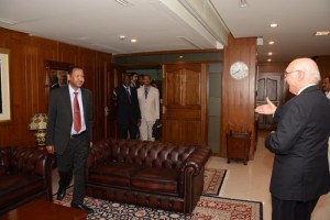 مستشار رئيس الوزراء في استقبال وزير الإستثمار السوداني