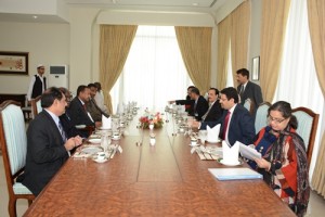 مع مستشار رئيس الوزراء للشئون الخارجية