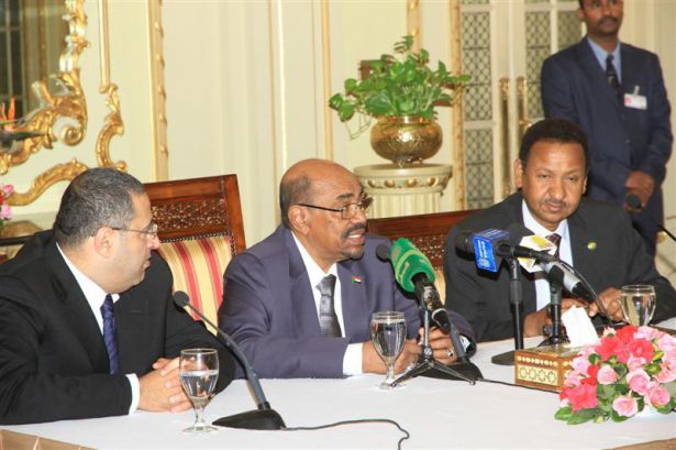 البشير يؤكد حرصه على إزالة المعوقات التي تواجه الاستثمارات المصرية
