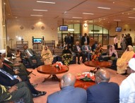 الرئيس البشير مخاطباً الجالية السودانية بمطار لاهور: ” الزيارة الأخيرة للصين تأريخية انتقلت بعلاقات البلدين إلى الشراكة الاستراتيجية” … 2016م عام السلام في السودان”: